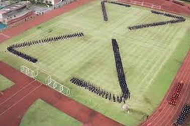 Trung Quốc: 2500 học sinh tập thể dục như chơi trò rắn săn mồi