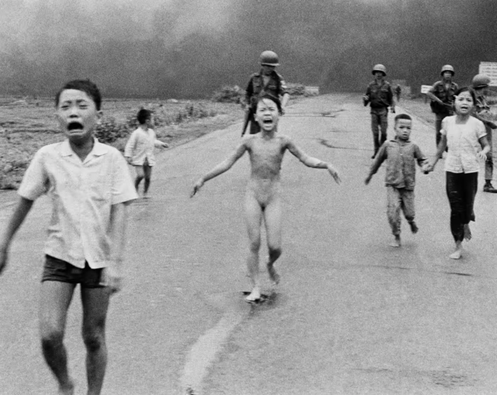 Vì sao Em bé Napalm là một trong các ảnh báo chí nổi tiếng nhất thế giới? - 1 Vì sao Em bé Napalm là một trong các ảnh báo chí nổi tiếng nhất thế giới? - 1