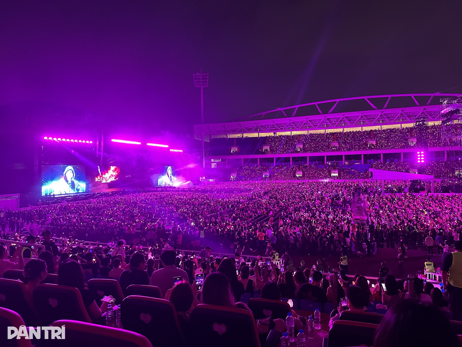 Blackpink chiều lòng khán giả Việt trong đêm nhạc 30.000 người xem - 6 Blackpink chiều lòng khán giả Việt trong đêm nhạc 30.000 người xem - 6