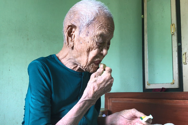 Kỳ lạ cụ bà 107 tuổi ăn 50 viên kẹo mỗi ngày