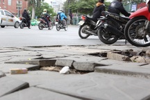 Hà Nội: Đá lát "bền vững 70 năm" vỡ nát sau hơn 1 năm sử dụng