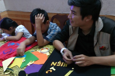 Chí Thiện vào sân bóng với áo đồng phục tự chế