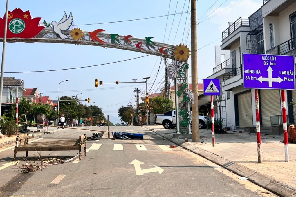 Huyện thất hứa, dân mang giường ra chặn đường suốt nhiều tháng - 2 Huyện thất hứa, dân mang giường ra chặn đường suốt nhiều tháng - 2