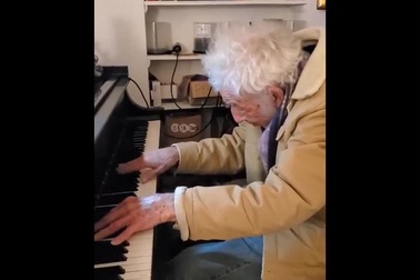 Cụ ông 94 tuổi trình diễn bản Sonate Ánh trăng đầy lôi cuốn với piano