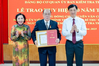 Ông Nguyễn Văn Chi được trao tặng Huy hiệu 60 năm tuổi Đảng