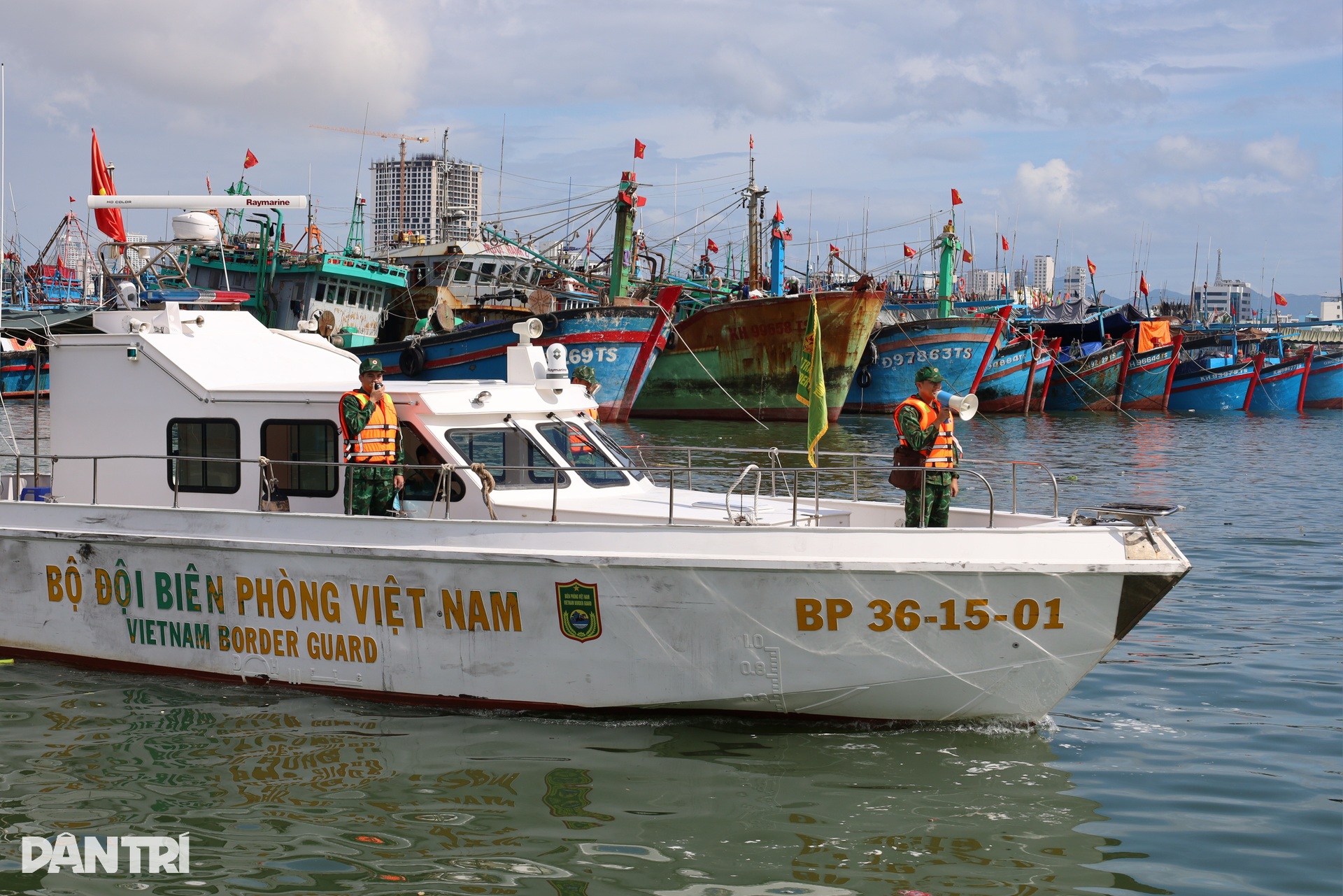 Ngư dân miền Trung cẩu thuyền, bộ đội giúp dân dời nhà tránh bão Kalmaegi - 10 Ngư dân miền Trung cẩu thuyền, bộ đội giúp dân dời nhà tránh bão Kalmaegi - 10