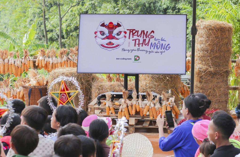 Trung thu trên bản Mông hậu bão lũ - 2 Trung thu trên bản Mông hậu bão lũ - 2