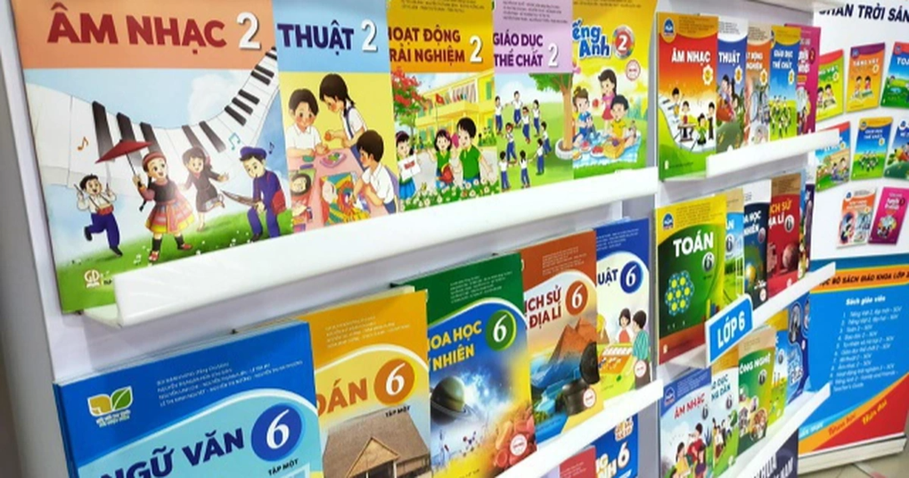 Giá sách giáo khoa lớp 4, 8, 11 cao gấp 2-3 lần sách cũ - 1 Giá sách giáo khoa lớp 4, 8, 11 cao gấp 2-3 lần sách cũ - 1