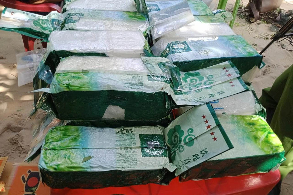 Phát hiện 20 gói bột lạ trôi dạt trên biển - 1 Phát hiện 20 gói bột lạ trôi dạt trên biển - 1