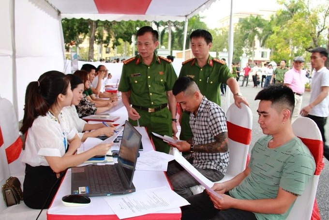 Đại diện các cơ quan, doanh nghiệp tư vấn, giới thiệu việc làm tại phiên chợ