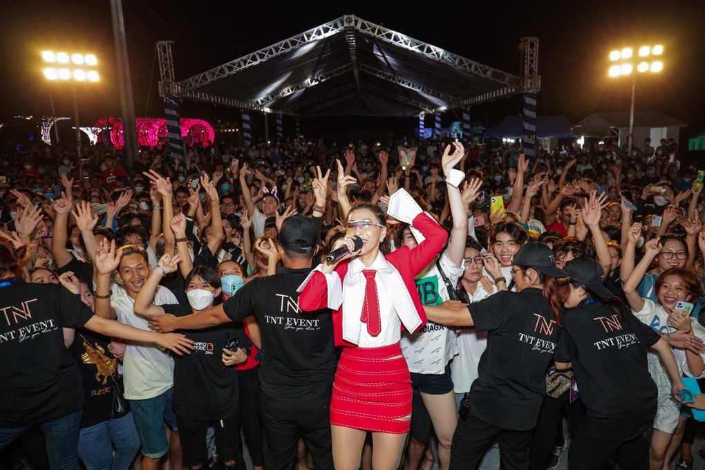 Giới trẻ miền Tây đổ về Vị Thanh tham gia đại nhạc hội Venice By Nights - 3 Giới trẻ miền Tây đổ về Vị Thanh tham gia đại nhạc hội Venice By Nights - 3