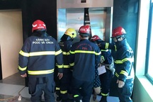 Hà Nội: Giải cứu 38 người mắc kẹt trong thang máy