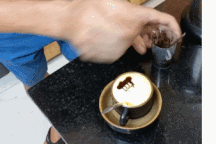 Ông chủ quán vẽ danh thắng Hà Nội lên cốc cà phê trứng