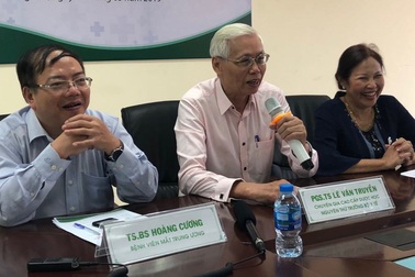 Nước muối sinh lý: Không thể nhỏ mắt bừa bãi