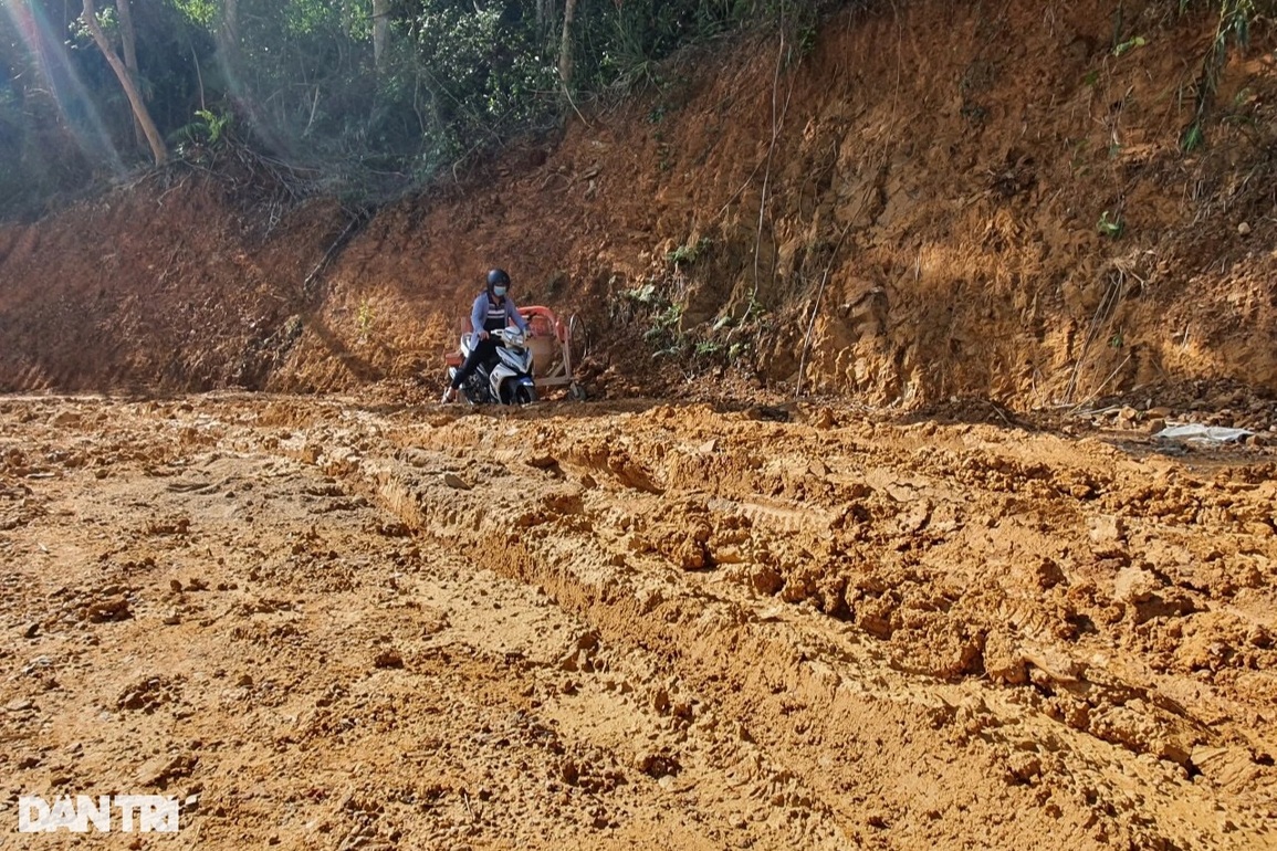 Mặc lời dị nghị, nữ cán bộ xã cưu mang, giúp học trò dân tộc đến trường - 1 Mặc lời dị nghị, nữ cán bộ xã cưu mang, giúp học trò dân tộc đến trường - 1