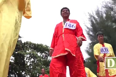 Hào hứng đua cà kheo