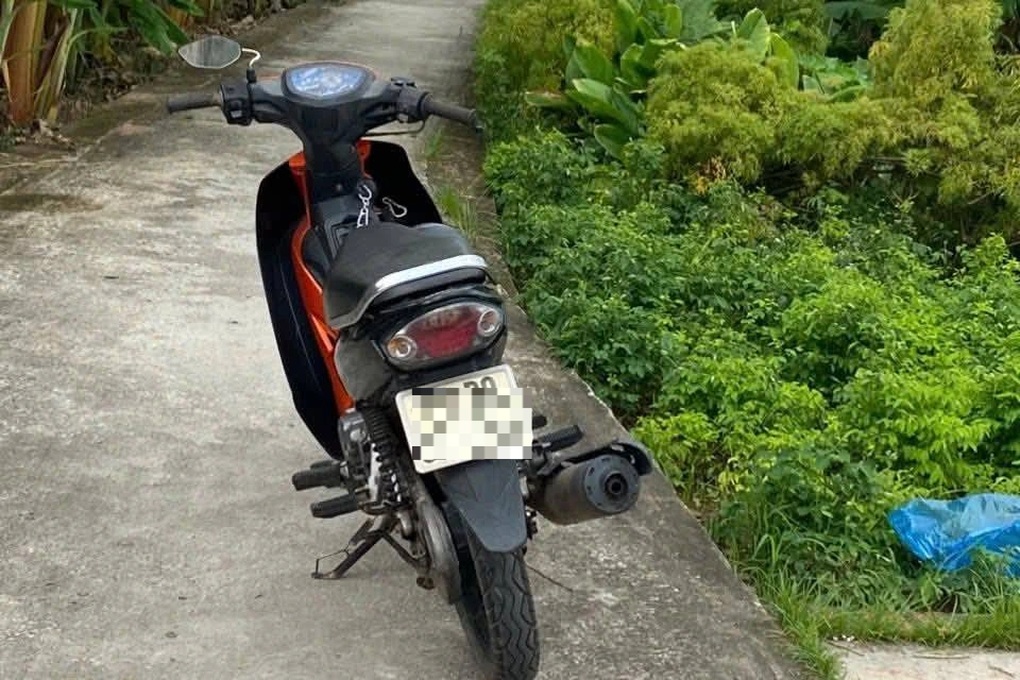 Từ chiếc xe máy bên đường, tìm thấy thi thể nam thanh niên dưới sông - 1 Từ chiếc xe máy bên đường, tìm thấy thi thể nam thanh niên dưới sông - 1