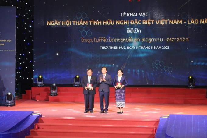 Lãnh đạo tỉnh Thừa Thiên Huế trao tặng quà cho đại diện Đại sứ quán Lào tại Việt Nam; Lãnh sự quán Lào tại Đà Nẵng; Lãnh đạo tỉnh Salavan và đại diện tỉnh Sekong của Lào