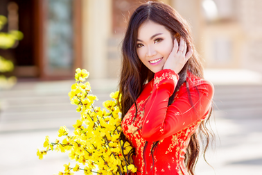Nữ du học sinh Úc rạng rỡ đón Xuân với áo dài đỏ, sắc mai vàng