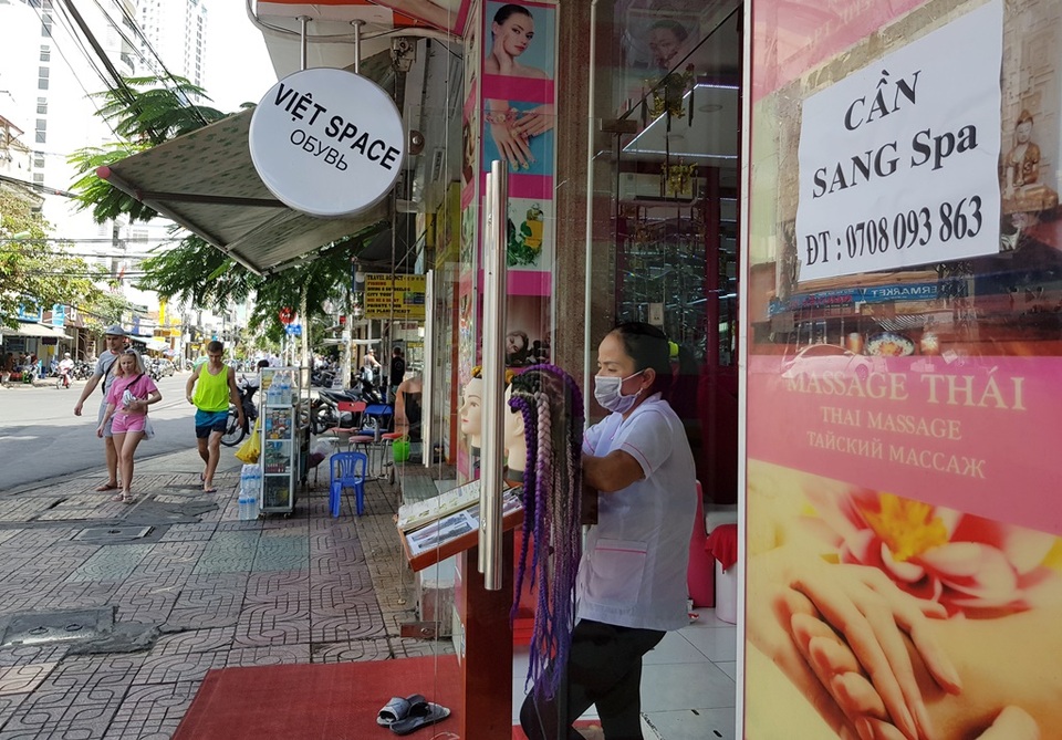 Nha Trang: Hàng loạt cửa hàng ở phố tây đóng cửa, trả mặt bằng - 4 Nha Trang: Hàng loạt cửa hàng ở phố tây đóng cửa, trả mặt bằng - 4