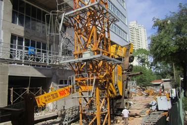 Xe cần cẩu “chổng vó”, một người bị thương