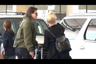 Ashley Graham giản dị ngoài sân bay