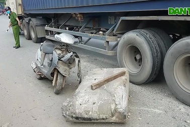 Xe container húc dải phân cách văng trúng xe máy, 1 người nhập viện