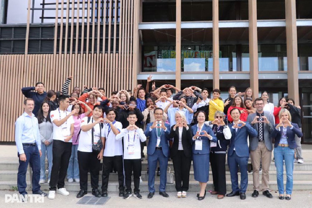 นักเรียนฝรั่งเศสแบ่งปันความยากลำบากกับเพื่อนร่วมชั้นเรียนชาวเวียดนามเนื่องจากพายุและน้ำท่วม - 1 Học sinh Pháp chia sẻ khó khăn với bạn học Việt Nam vì bão lũ - 1