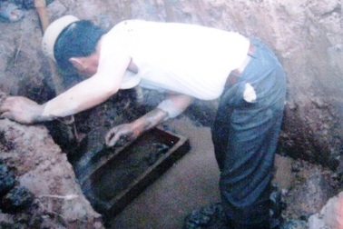 Ông lão gần 50 năm bốc mộ, bó xác hơn 7.000 bộ hài cốt