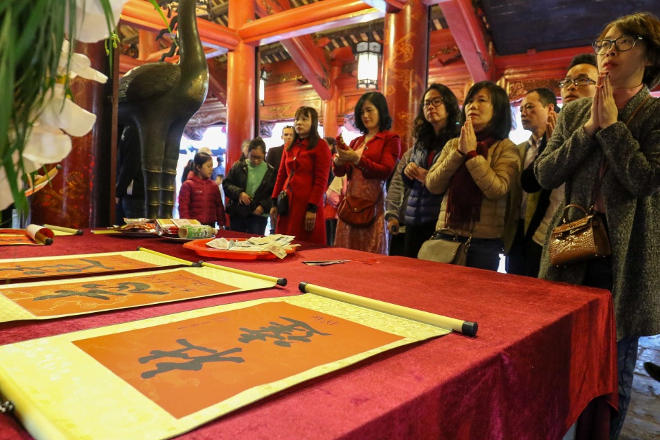 Mưa lạnh người dân vẫn đổ về Văn Miếu xin chữ đầu năm - 8 Mưa lạnh người dân vẫn đổ về Văn Miếu xin chữ đầu năm - 8