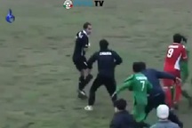 Clip trọng tài bị đánh “hội đồng” dã man