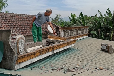 Sống bên mỏ đá, ngày đêm bất an lo "đá bay"