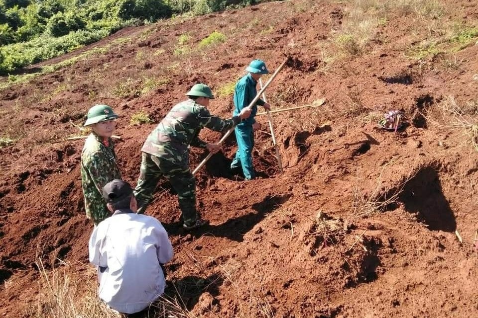 Đắk Nông: Phát hiện thêm nhiều hài cốt liệt sĩ tại đồi chia đôi - 1 Đắk Nông: Phát hiện thêm nhiều hài cốt liệt sĩ tại đồi chia đôi - 1