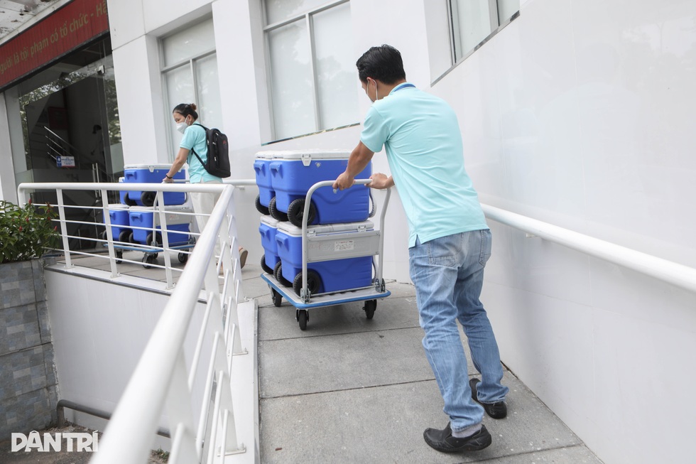 Giới trẻ ở TPHCM dậy từ 5h, đi hàng chục cây số để hiến tiểu cầu cứu người - 11