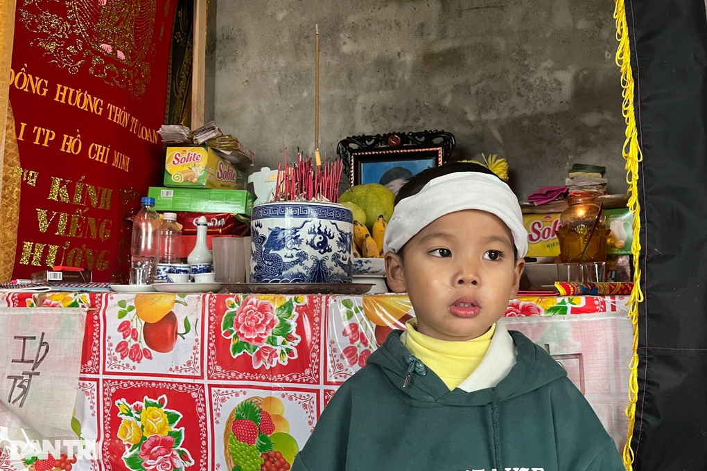 Mẹ bỏ đi, bố đột tử, bé trai 4 tuổi bơ vơ giữa ngày Tết - 3 Mẹ bỏ đi, bố đột tử, bé trai 4 tuổi bơ vơ giữa ngày Tết - 3