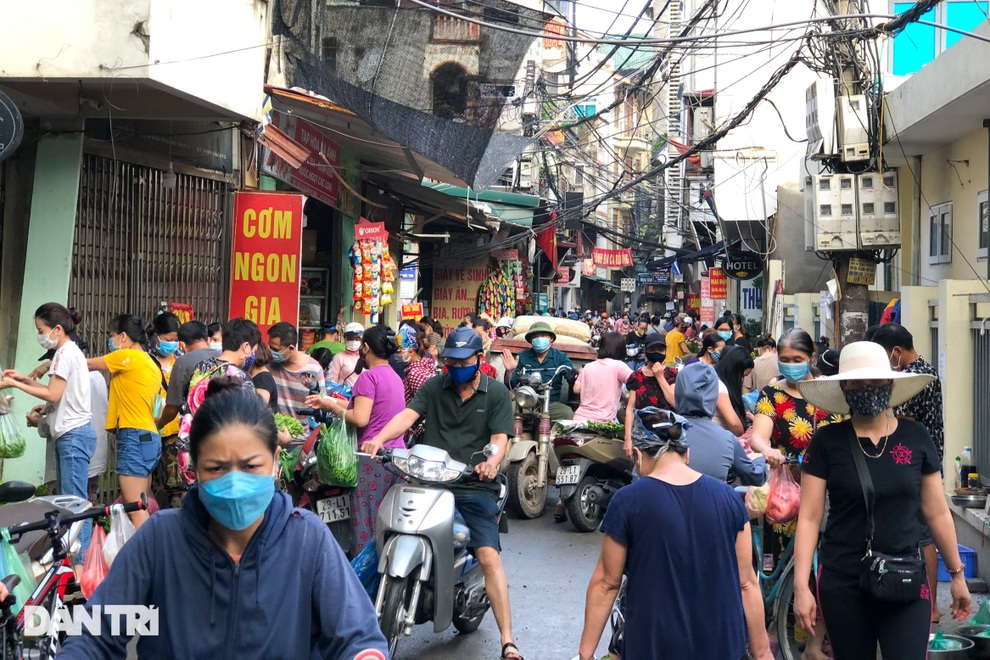 Hình ảnh tại các chợ, siêu thị Hà Nội ngày đầu giãn cách theo Chỉ thị 16 - 4 Hình ảnh tại các chợ, siêu thị Hà Nội ngày đầu giãn cách theo Chỉ thị 16 - 4