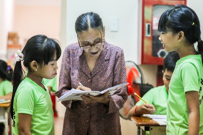 Bà giáo U80 ngày bán vé số, tối đứng lớp “gieo chữ” cho học sinh nghèo - 7 Bà giáo U80 ngày bán vé số, tối đứng lớp “gieo chữ” cho học sinh nghèo - 7