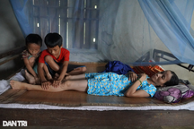 Bố bất ngờ tử nạn, mẹ mắc u não, đàn con thơ ngơ ngác cầu xin giúp đỡ