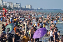 Sầm Sơn "đảo chiều": Du khách ùn ùn đổ về, bãi biển ken đặc người