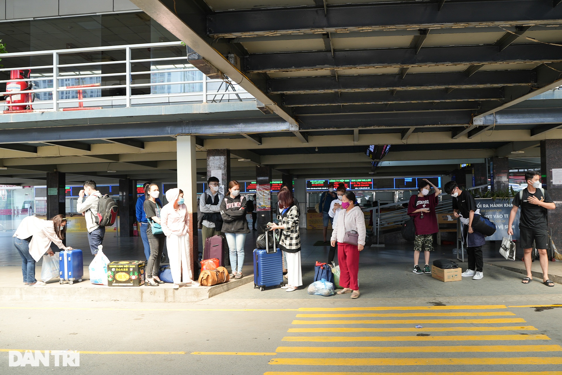 Người dân trở lại Hà Nội sau nghỉ lễ, các tuyến đường cửa ngõ ùn tắc cục bộ - 9 Người dân trở lại Hà Nội sau nghỉ lễ, các tuyến đường cửa ngõ ùn tắc cục bộ - 9