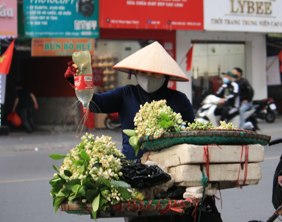 Dân Hà Nội rộ mốt mua hoa bưởi cúng rằm tháng Giêng - 3 Dân Hà Nội rộ mốt mua hoa bưởi cúng rằm tháng Giêng - 3