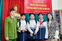 4 học sinh nhặt được 40 triệu đồng, nhờ công an tìm người làm rơi