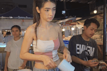 Cô chủ xinh như hoa hậu khiến quán cơm trứng đông nghịt khách