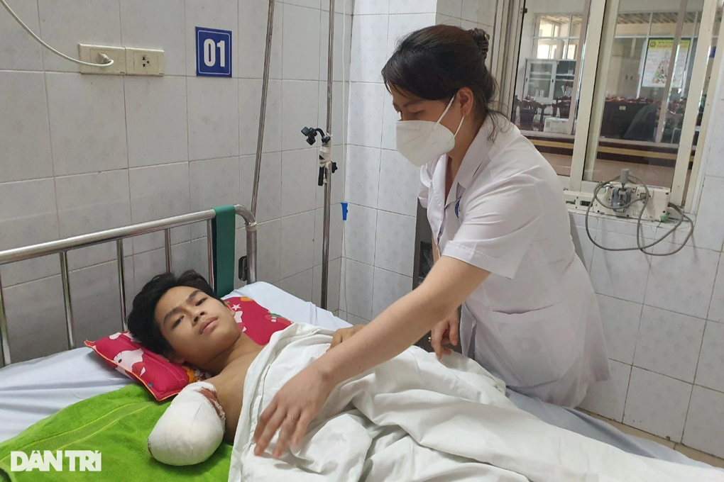 Bác sĩ kêu gọi giúp đỡ cậu bé 15 tuổi người Dao bị bỏng điện, mất tay phải - 1 Bác sĩ kêu gọi giúp đỡ cậu bé 15 tuổi người Dao bị bỏng điện, mất tay phải - 1