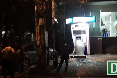 Xe BMW đâm nát trụ ATM ở TPHCM