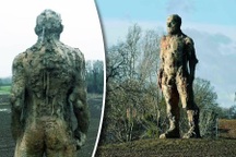 Anh: Lo ngại thắp sáng tượng khỏa thân khổng lồ dẫn tới tai nạn giao thông