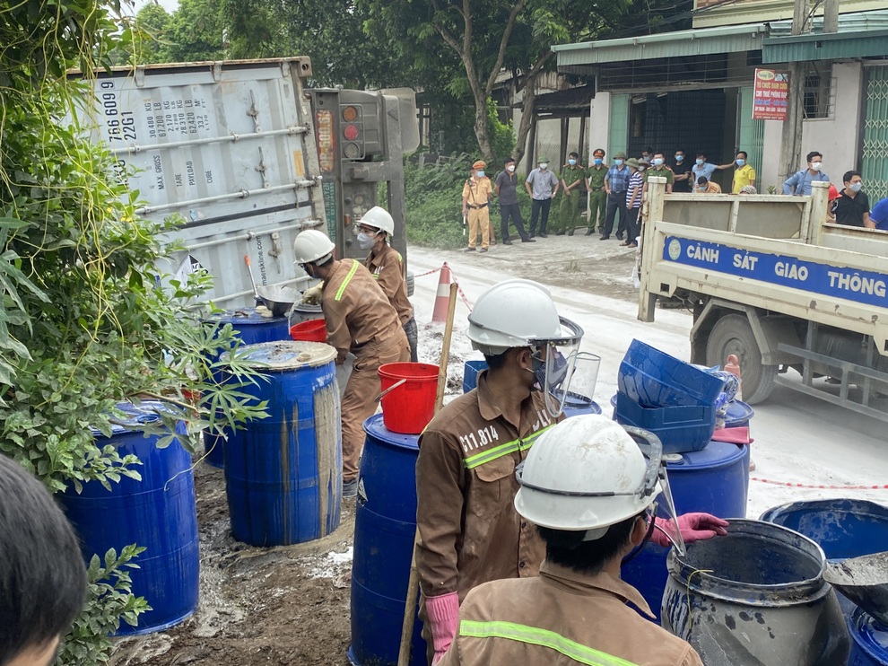 Lật xe đầu kéo, hàng trăm lít axit bị tràn ra đường - 3 Lật xe đầu kéo, hàng trăm lít axit bị tràn ra đường - 3