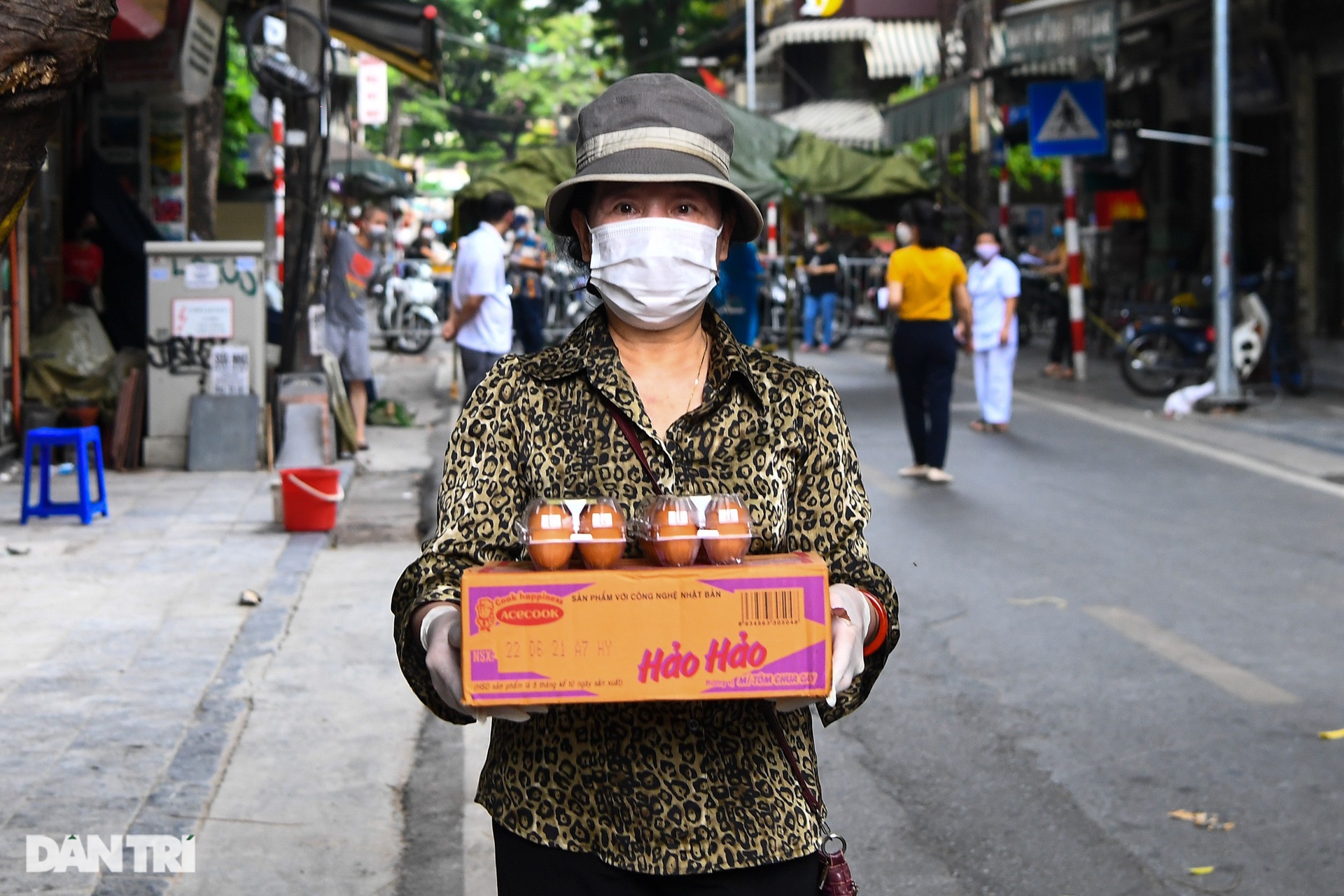 Dựng lều dã chiến ở phố Hàng Mắm, xét nghiệm người dân phố cổ liên quan F0 - 9 Dựng lều dã chiến ở phố Hàng Mắm, xét nghiệm người dân phố cổ liên quan F0 - 9