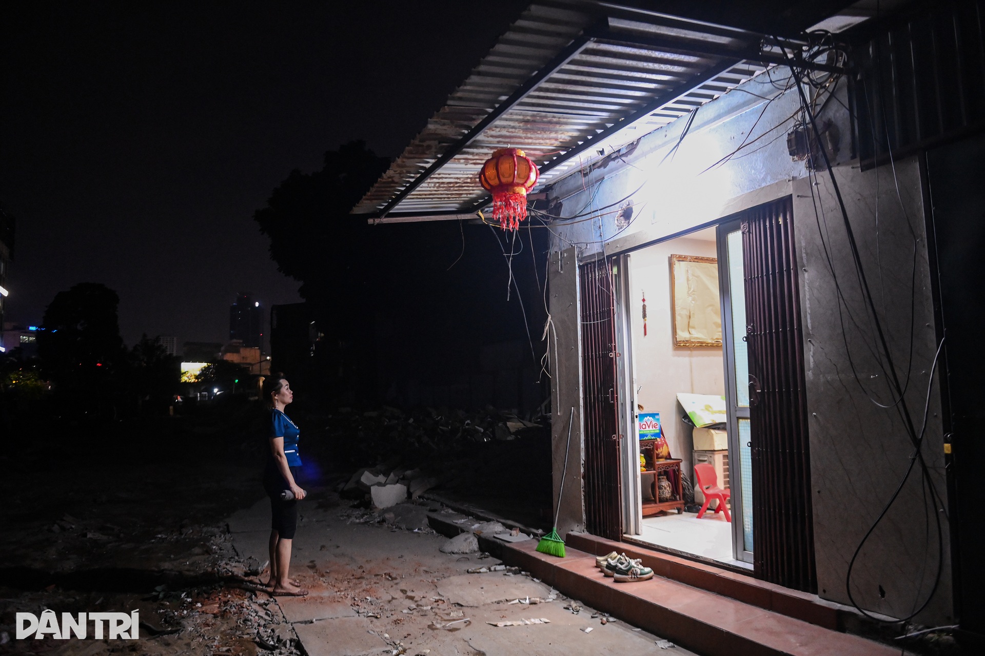 Người dân đi ở nhờ, xin điện, nước trên đường đắt nhất hành tinh ở Hà Nội - 12 Người dân đi ở nhờ, xin điện, nước trên đường đắt nhất hành tinh ở Hà Nội - 12