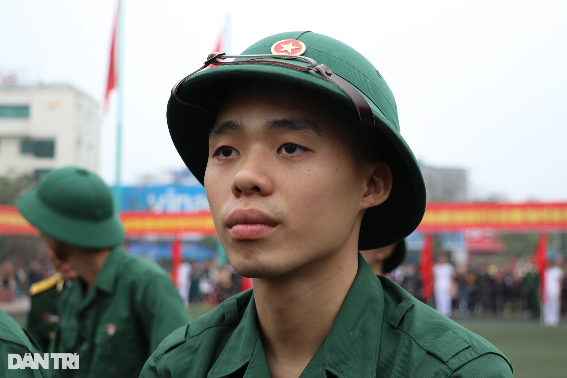 Nụ hôn yêu thương của người lính trẻ dành cho con gái lúc lên đường - 6 Nụ hôn yêu thương của người lính trẻ dành cho con gái lúc lên đường - 6